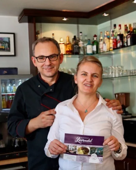 Die beiden Betreiber des Restaurant Lavendel hinter der Theke