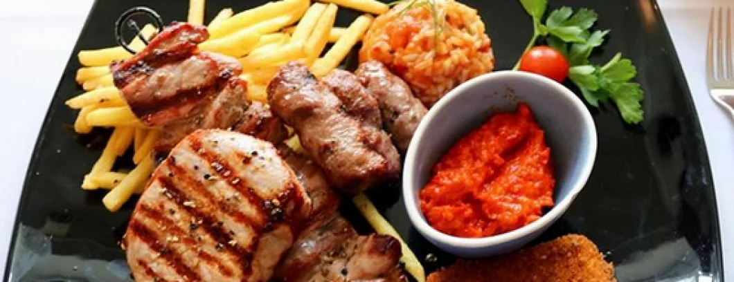 Grillplatte mit Fleisch, Pommes, Reis und Ajvar