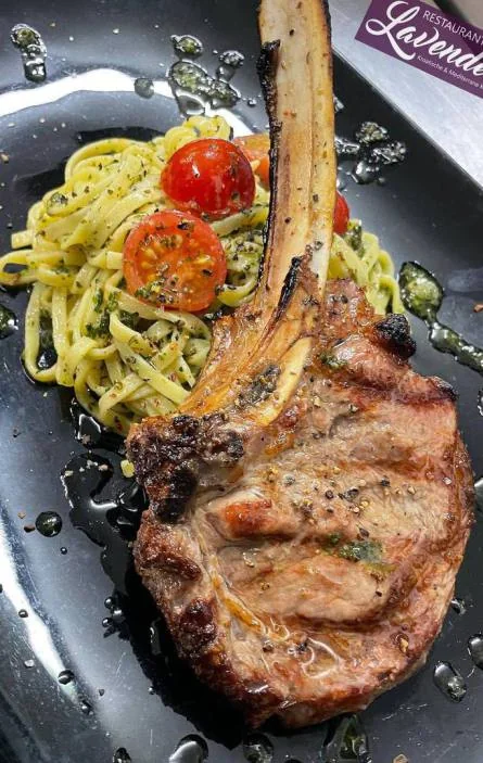 Kotelett mit Pasta und Kirschtomaten