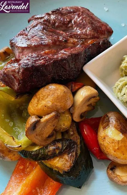 Steak mit Gemüse, Pilzen und Kartoffeln
