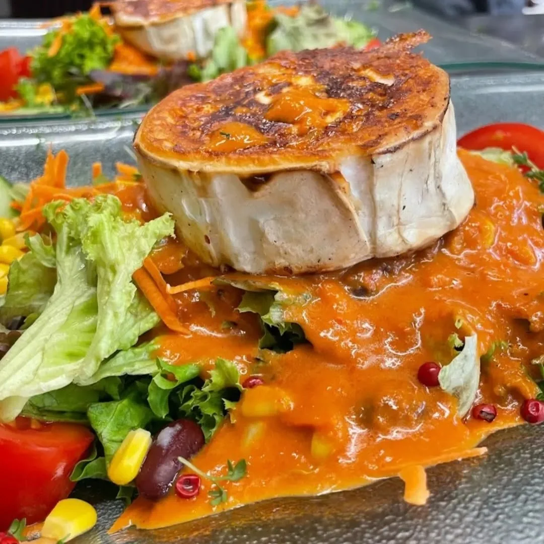 Überbackenes Gericht mit Salat
