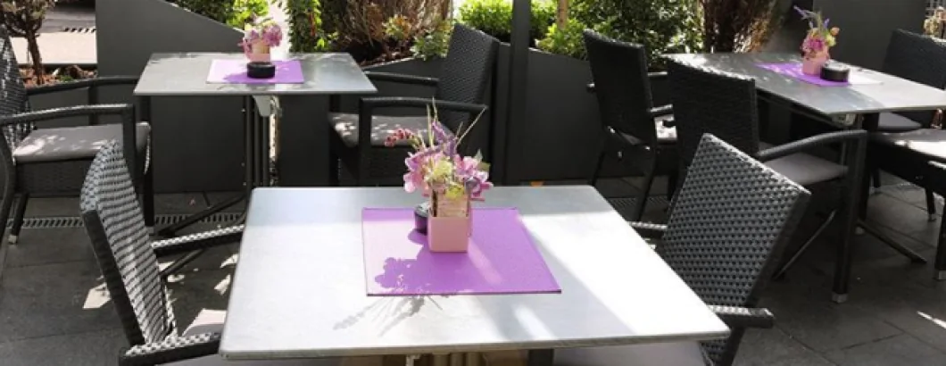 Außenterrasse des Restaurant Lavendel mit gedeckten Tischen
